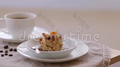 自制意大利甜点提拉米苏和靠窗的桌子上的咖啡
